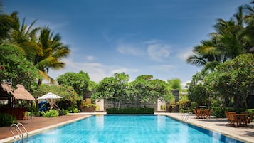 Outdoor pool, sun loungers