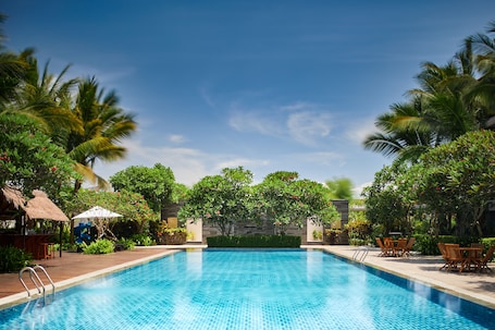 Outdoor pool, sun loungers