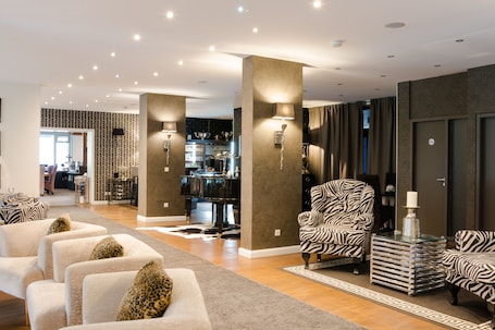 Lobby sitting area. Hotel Luisenpark