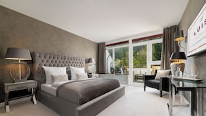 Une chambre d’hôtel moderne dotée d’un grand lit, d’un bureau, d’une chaise et d’une grande fenêtre donnant sur l’extérieur.