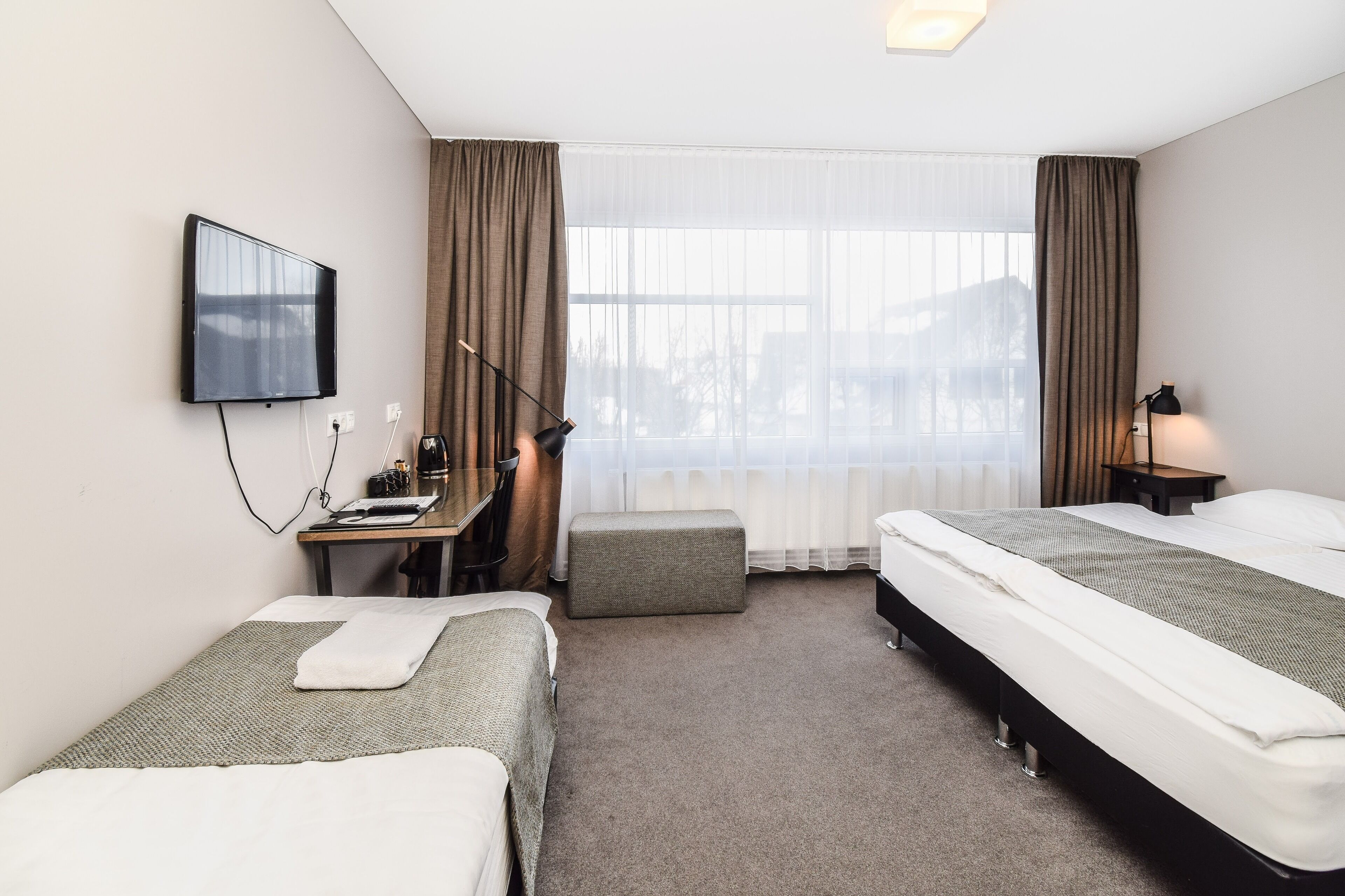 Rideaux occultants, chambres insonorisées, fer et planche à repasser