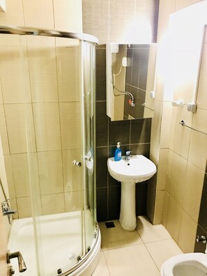 Suite estándar, 2 habitaciones | Baño | Regadera, amenidades de baño de diseñador, secadora de cabello