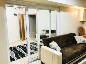 Suite económica, 1 habitación, Terraza, vista a la ciudad | Área de sala de estar | Televisión de pantalla plana
