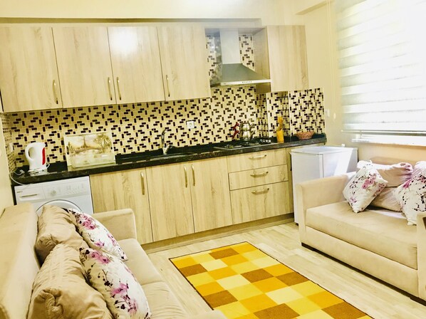 Suite Confort, 2 habitaciones, cocina, vista a la ciudad | Cocina privada | Refrigerador, tetera eléctrica, arrocera y utensilios de cocina 