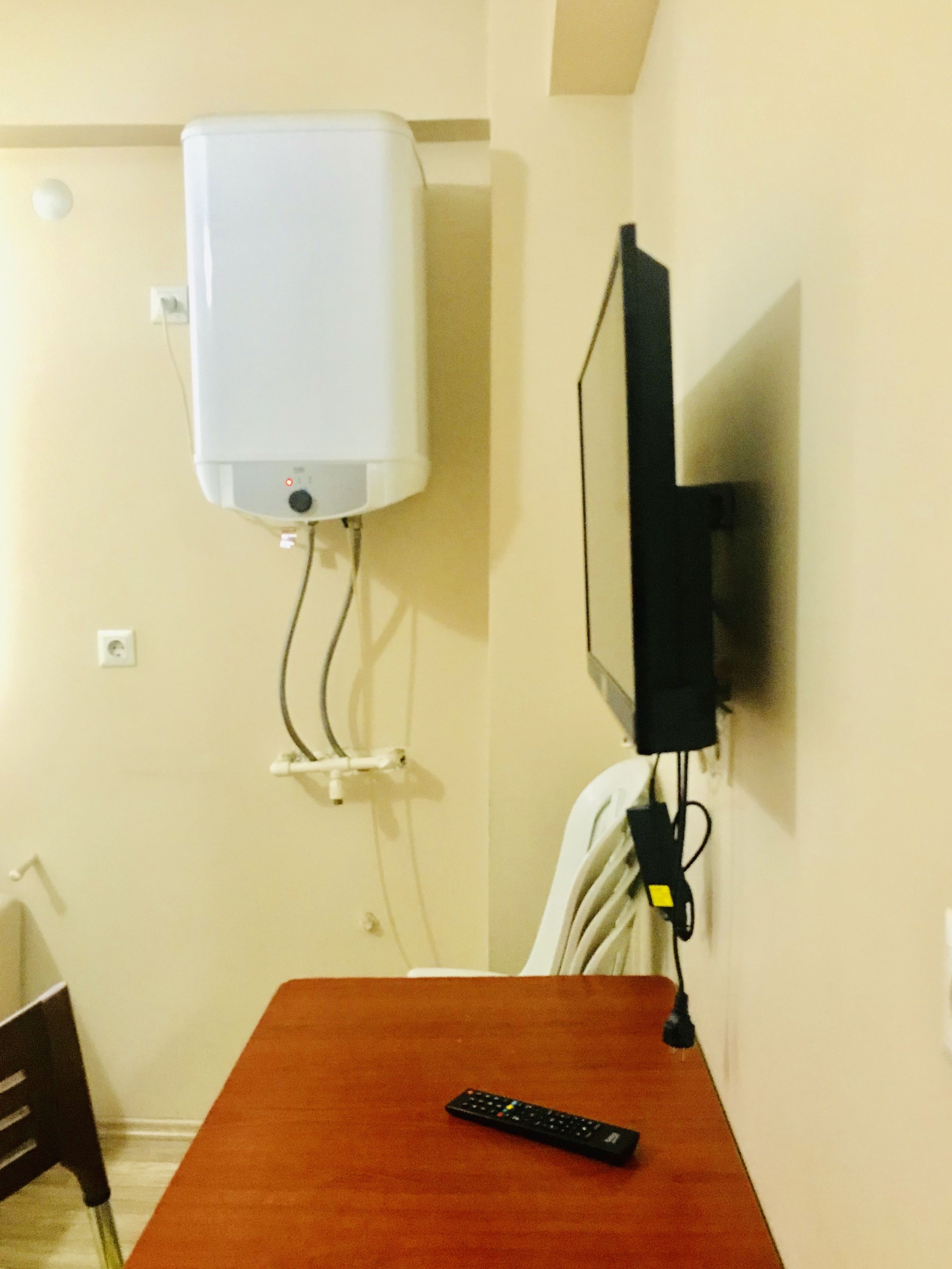 comfort suite, 2 bedrooms, kitchen, city view | living area | flat-screen tv