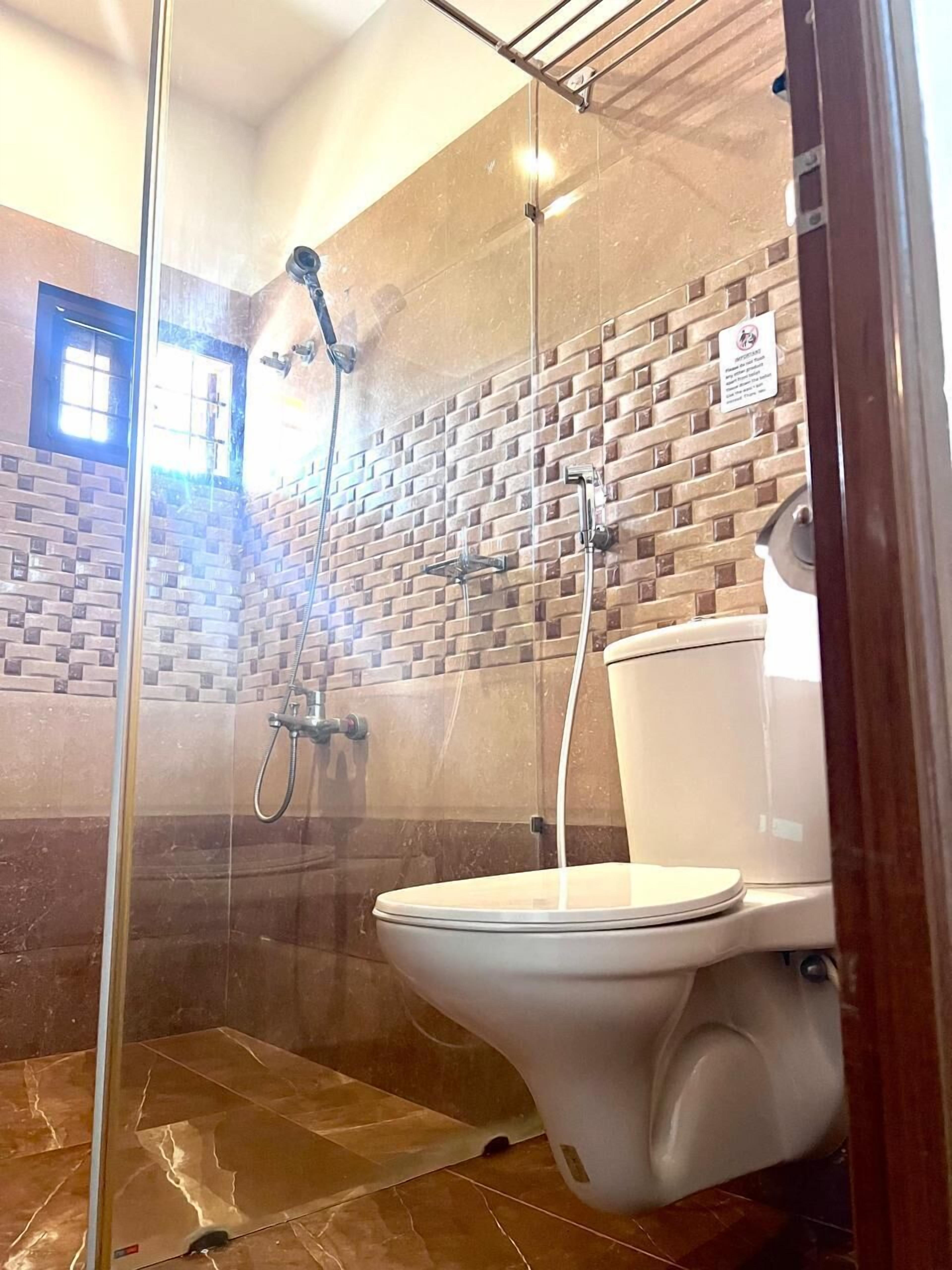 standard double room, 1 king bed, accessible, ground floor | bathroom | shower, free toiletries, hair dryer, towels