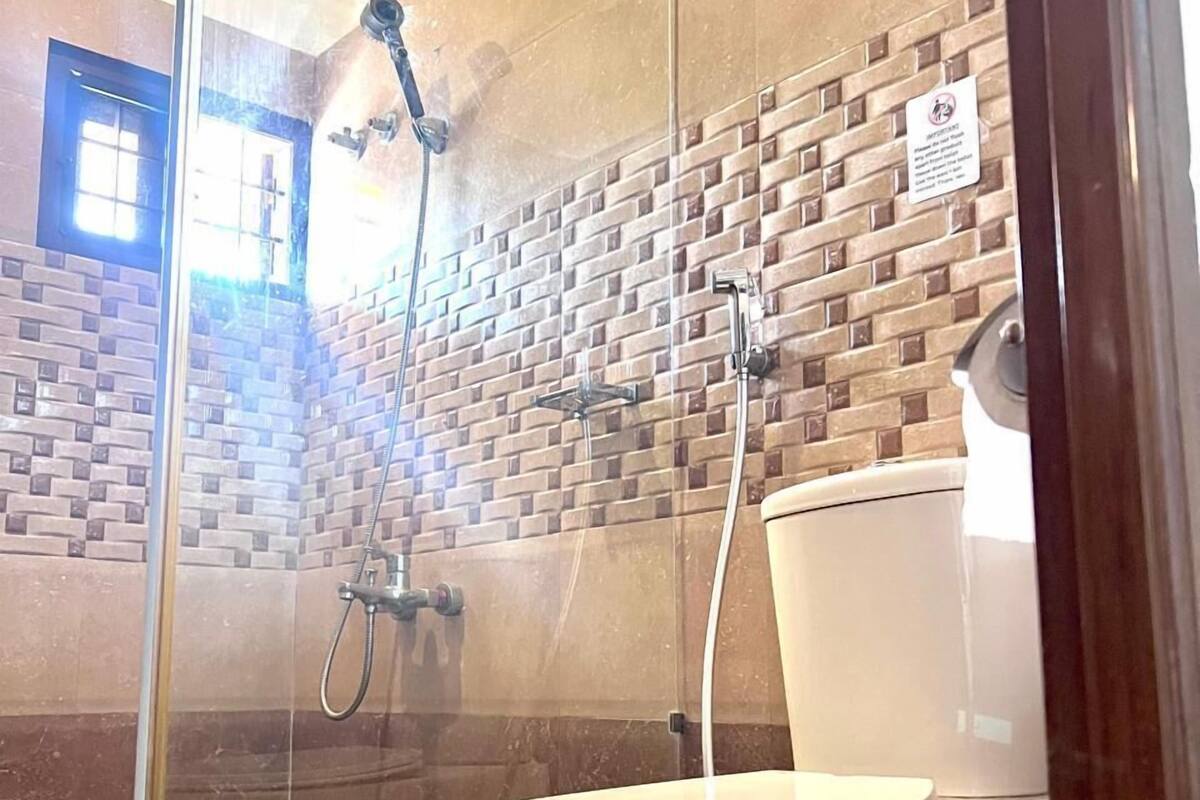 standard double room, 1 king bed, accessible, ground floor | bathroom | shower, free toiletries, hair dryer, towels