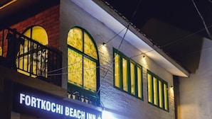 A two-story building with a sign reading "FORTKOCHI BEACH INN". - Fortkochi Beach Inn (Kochi)