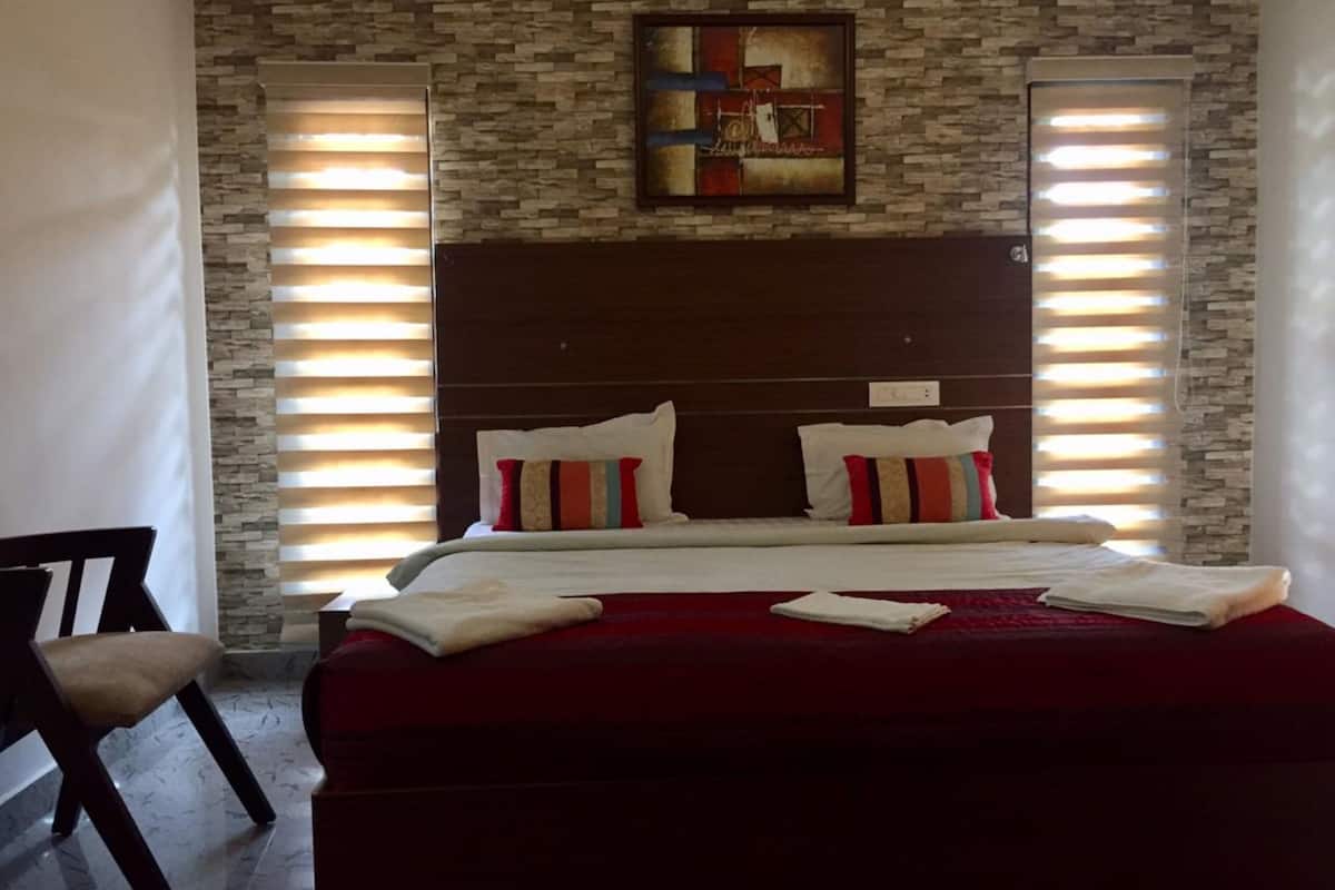 deluxe double room, 1 king bed, non smoking | premium bedding, in-room safe, desk, soundproofing