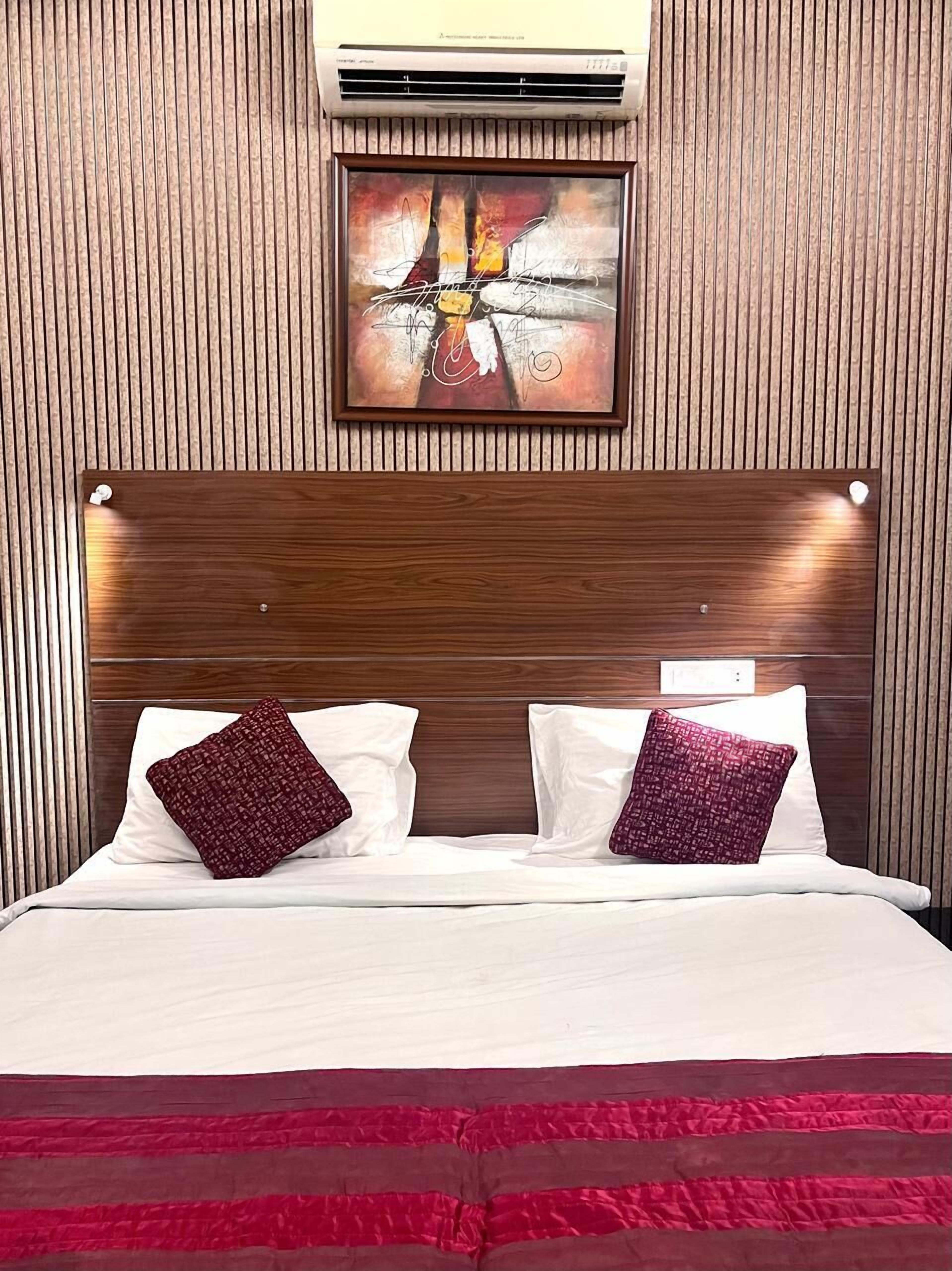standard double room, 1 king bed, accessible, ground floor | premium bedding, in-room safe, desk, soundproofing