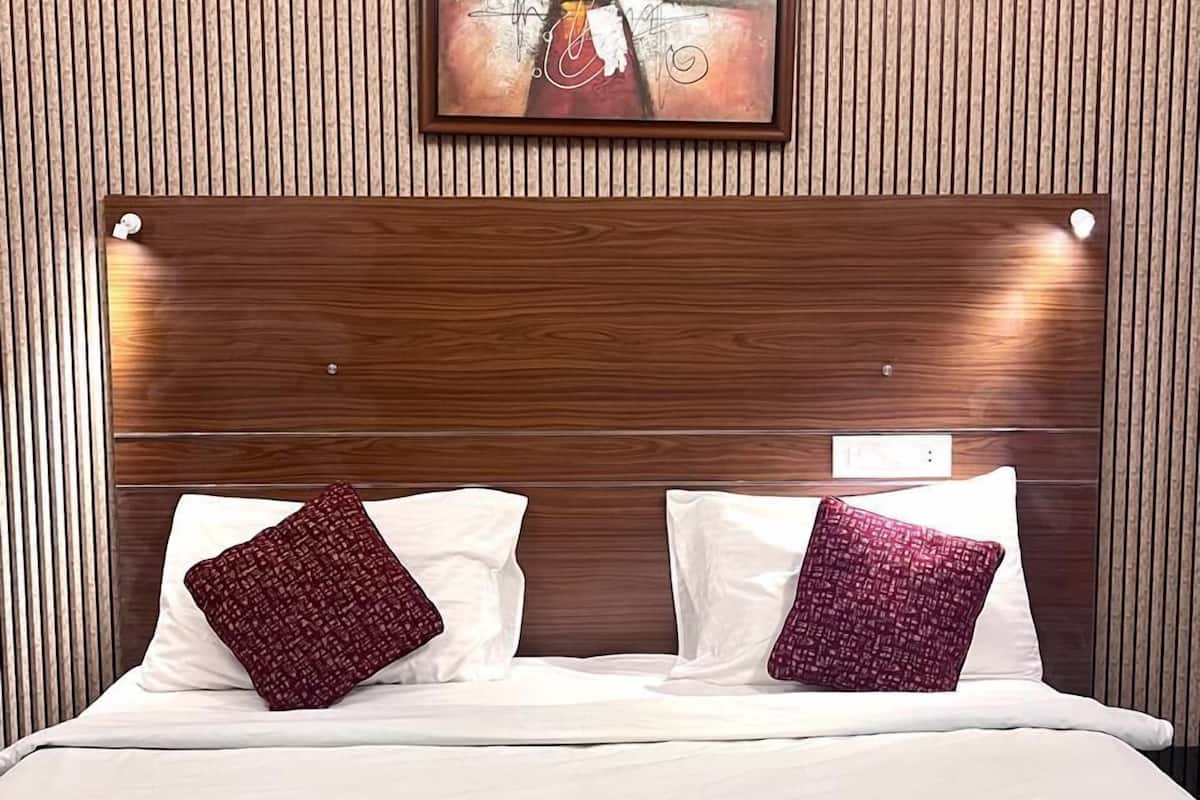 standard double room, 1 king bed, accessible, ground floor | premium bedding, in-room safe, desk, soundproofing