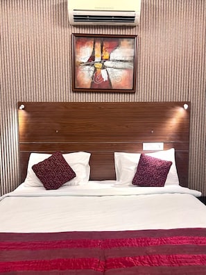 Standard Double Room, 1 King Bed, Accessible, Ground Floor | Premium bedding, in-room safe, desk, soundproofing
