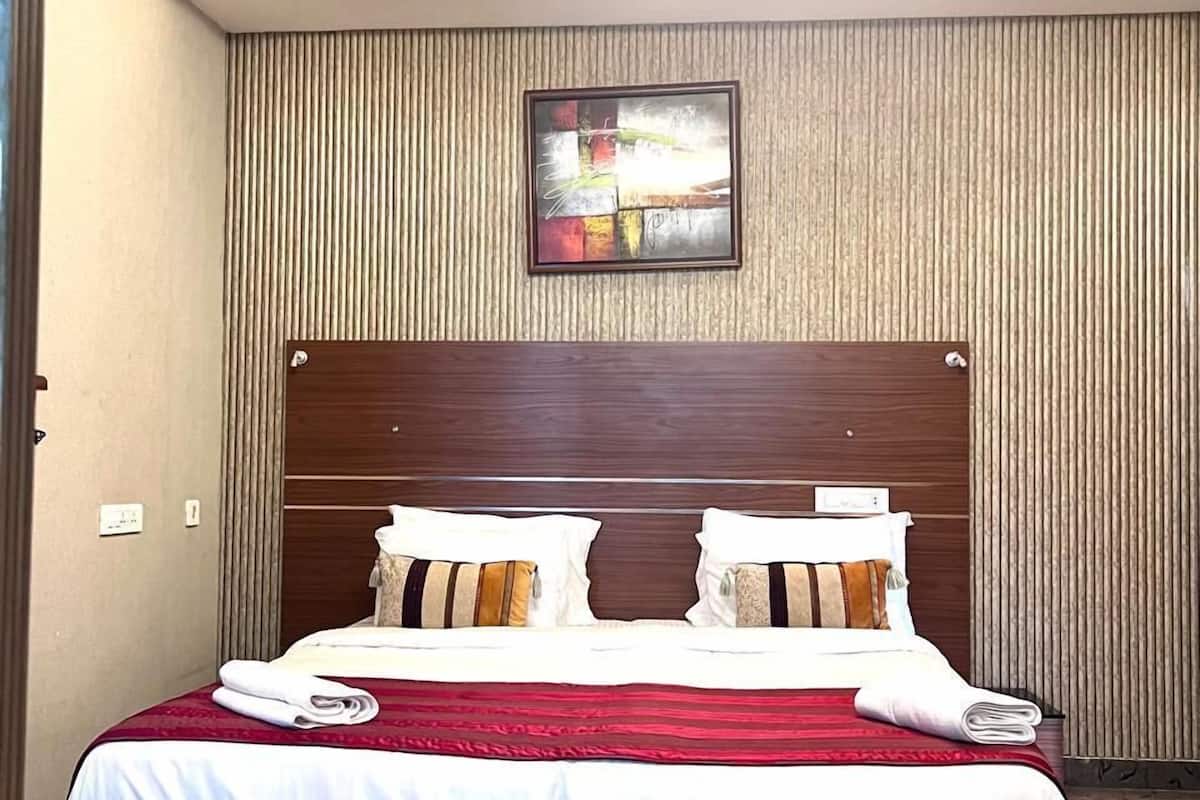 deluxe double room, 1 king bed, non smoking | premium bedding, in-room safe, desk, soundproofing