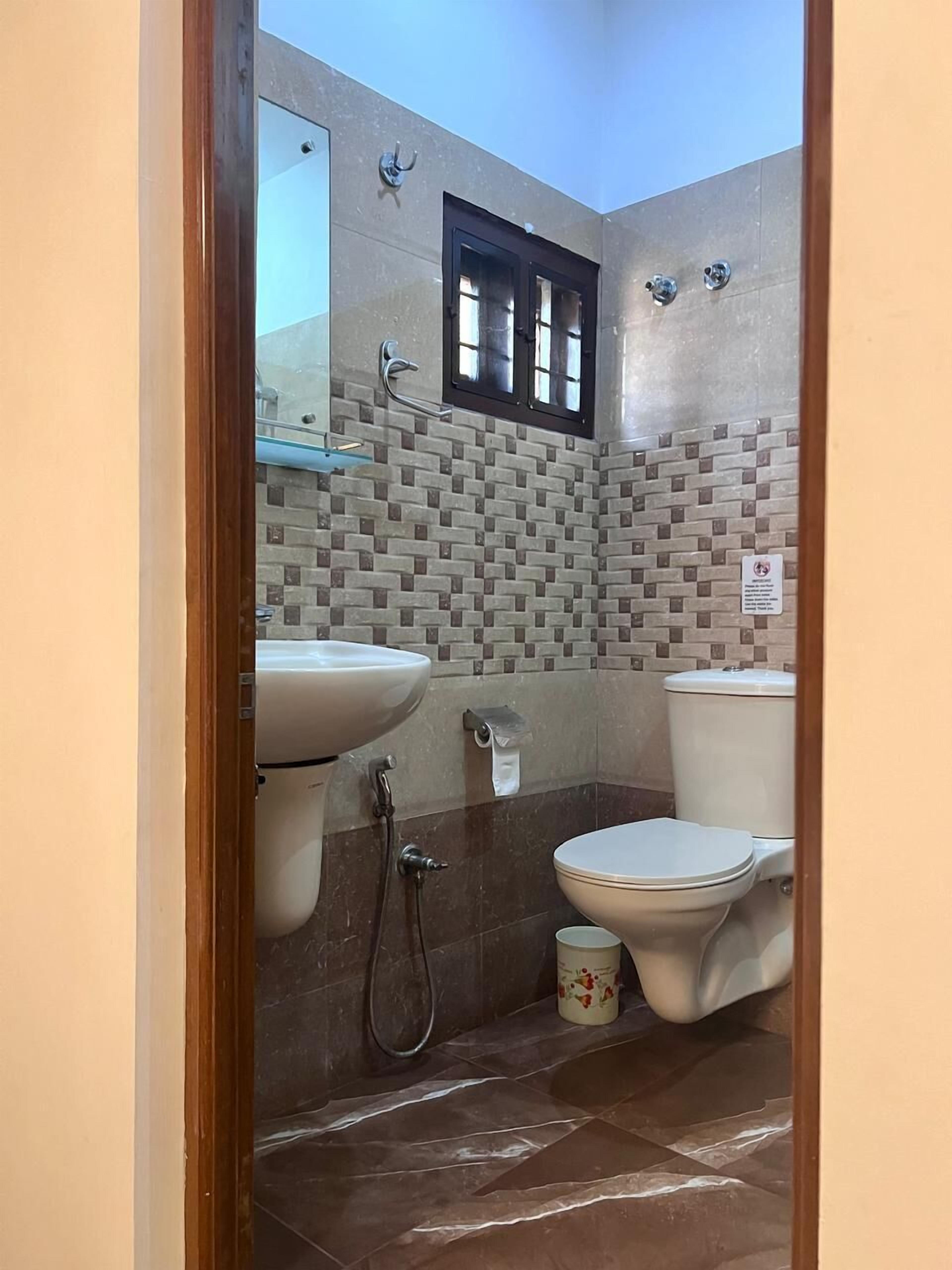 standard double room, 1 king bed, accessible, ground floor | bathroom | shower, free toiletries, hair dryer, towels