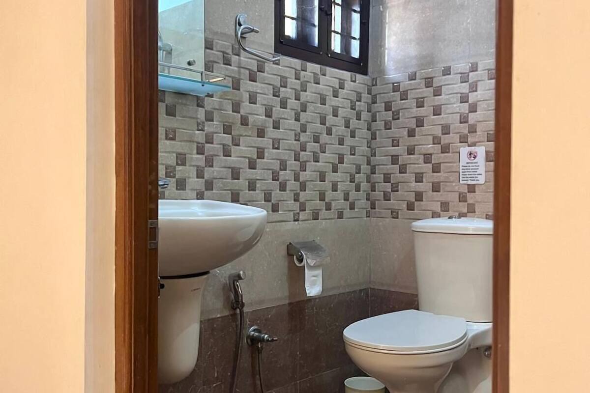 standard double room, 1 king bed, accessible, ground floor | bathroom | shower, free toiletries, hair dryer, towels