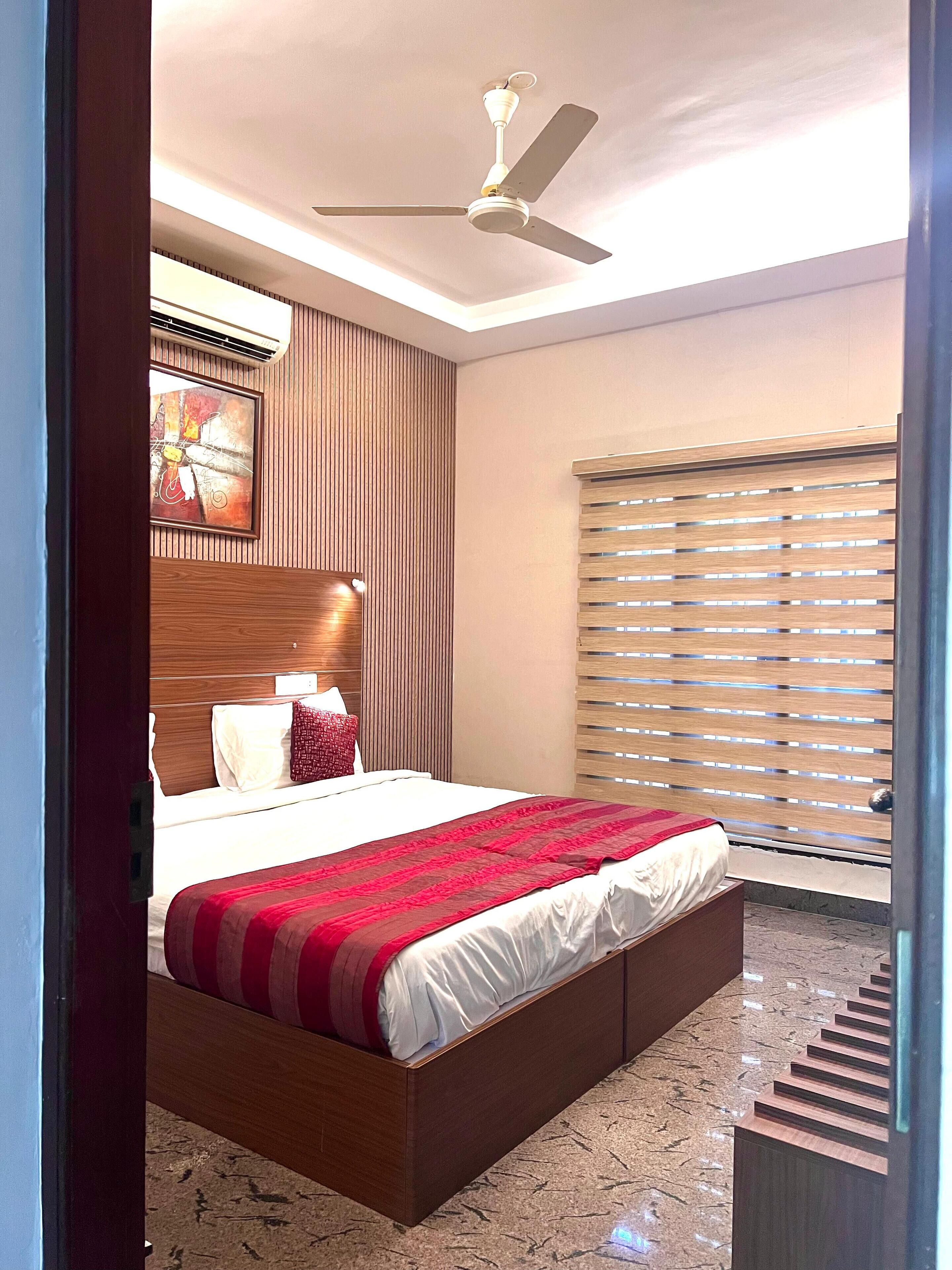 Standard Double Room, 1 King Bed, Accessible, Ground Floor | Living area | 30-inch flat-screen TV with digital channels, TV
