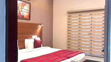 Standard Double Room, 1 King Bed, Accessible, Ground Floor | Living area | 30-inch flat-screen TV with digital channels, TV