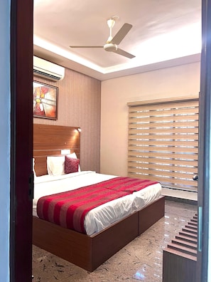 Standard Double Room, 1 King Bed, Accessible, Ground Floor | Living area | 30-inch flat-screen TV with digital channels, TV