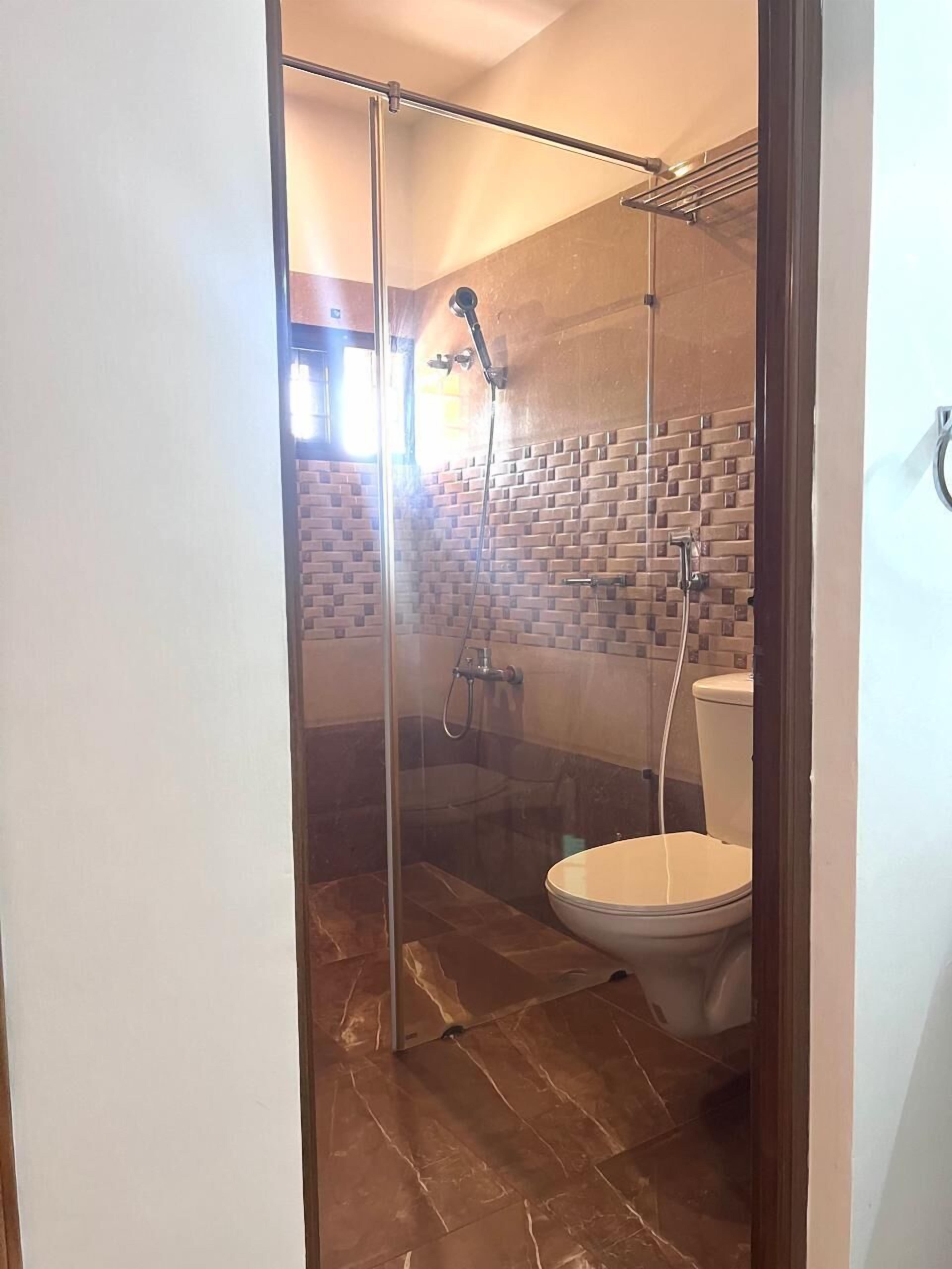 standard double room, 1 king bed, accessible, ground floor | bathroom | shower, free toiletries, hair dryer, towels