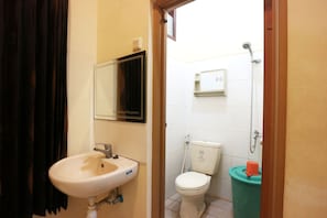 Habitación Deluxe | Baño | Regadera, amenidades de baño gratuitas, toallas
