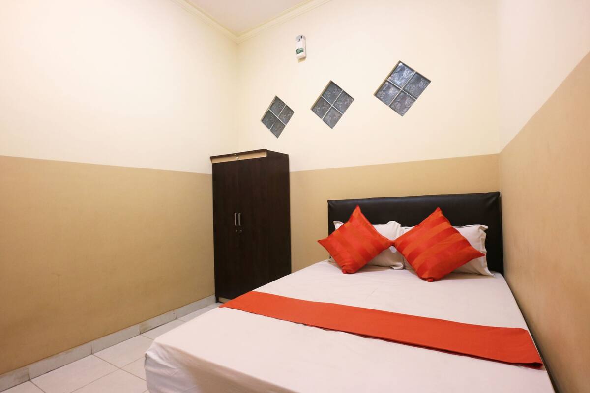 Economy Room, 1 Double Bed (Fan) | Desk