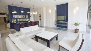 Una sala de estar moderna con un conjunto de sofá, una mesa de centro y un televisor.