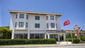 A multi-story building with a sign reading "CİLEK MARINA OTEL".