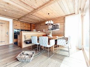 Chalet, 4 Schlafzimmer, Whirlpool, Bergblick | Wohnbereich | Flachbildfernseher