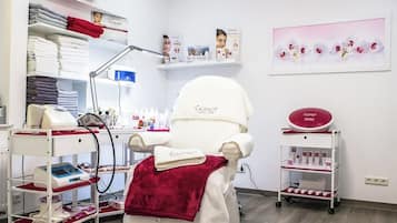 Body treatments, aromatherapy, body scrubs, thalassotherapy, facials