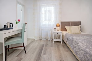Basic Single Room (Adlerstrasse 1) | In-room safe, desk, soundproofing, free cots/infant beds - Hotel Loehr (Baden-Baden)