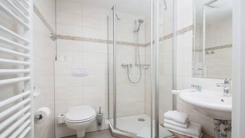 Premium-Doppelzimmer, Stadtblick (Eichstrasse 2) | Badezimmer | Dusche, kostenlose Toilettenartikel, Haartrockner, Handtücher