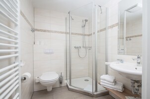 Ducha, artículos de tocador gratuitos, secador de pelo, toallas