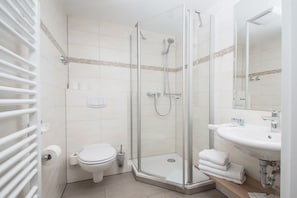 Kamar Double Premium, pemandangan kota (Eichstrasse 2) | Kamar mandi | Shower, perlengkapan mandi gratis, pengering rambut, dan handuk