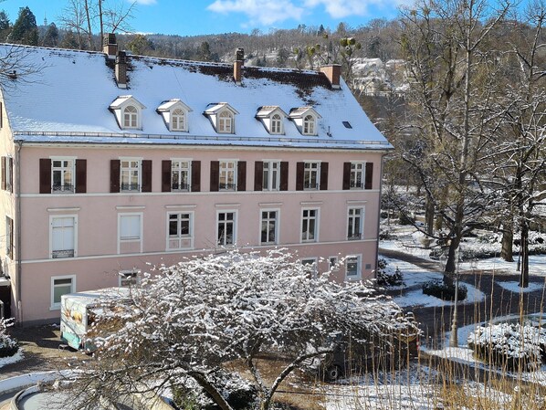 A multi-story building with a pink facade and dormer windows. - Hotel Loehr (Baden-Baden)
