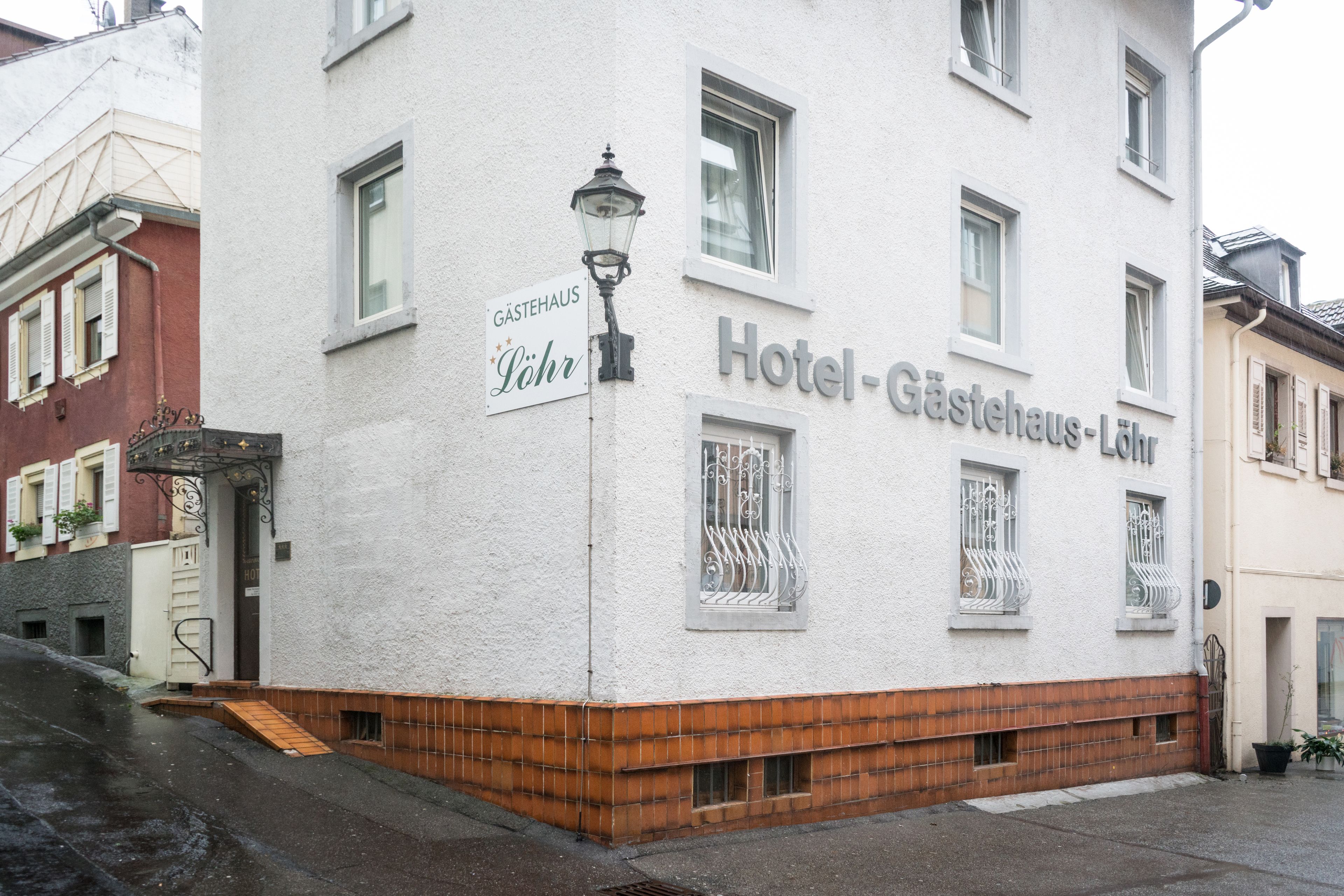 Um edifício branco com uma placa que diz 'Hotel-Gästehaus-Löhr'.