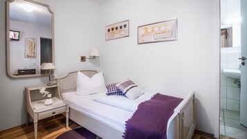 Quarto solteiro básico (Adlerstrasse 1) | Cofres nos quartos, escrivaninha, quartos à prova de som, berços grátis