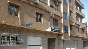 Un edificio de varios pisos con un letrero que dice 'Le Pavillages'.