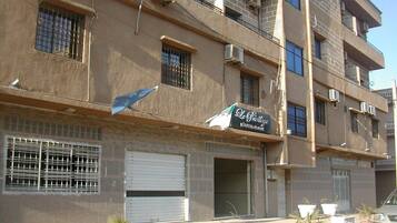 Vista frontal de la propiedad