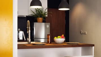Departamento de diseñador, 1 habitación, vista a la ciudad, en el área del jardín | Cocineta privada | Refrigerador, cafetera y tetera y tetera eléctrica