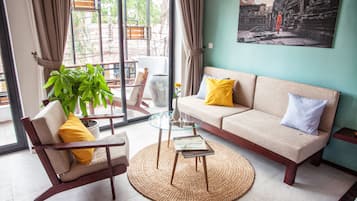 Estudio Prestigio, balcón, vista a la ciudad | Área de sala de estar | Televisión de pantalla plana de 4 pulgadas con canales por cable