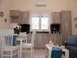 Refrigerador con congelador, horno y parrilla de estufa