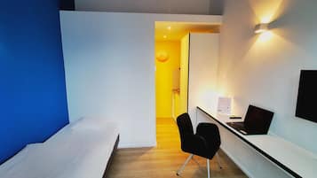 Economy eenpersoonskamer, niet-roken, kitchenette | Een bureau, een laptopwerkplek, een strijkplank/strijkijzer, gratis wifi