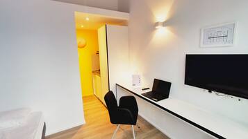 Economy eenpersoonskamer, niet-roken, kitchenette | Een bureau, een laptopwerkplek, een strijkplank/strijkijzer, gratis wifi