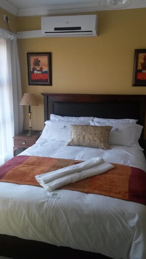 Standard Double Room, 1 Double Bed | Premium bedding, Tempur-Pedic beds, individually decorated - Mapo Zulu Lodge (Modimolle)