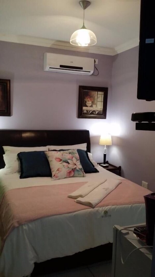 Chambre Standard, 1 grand lit | Literie de qualité supérieure, matelas Tempur-Pedic