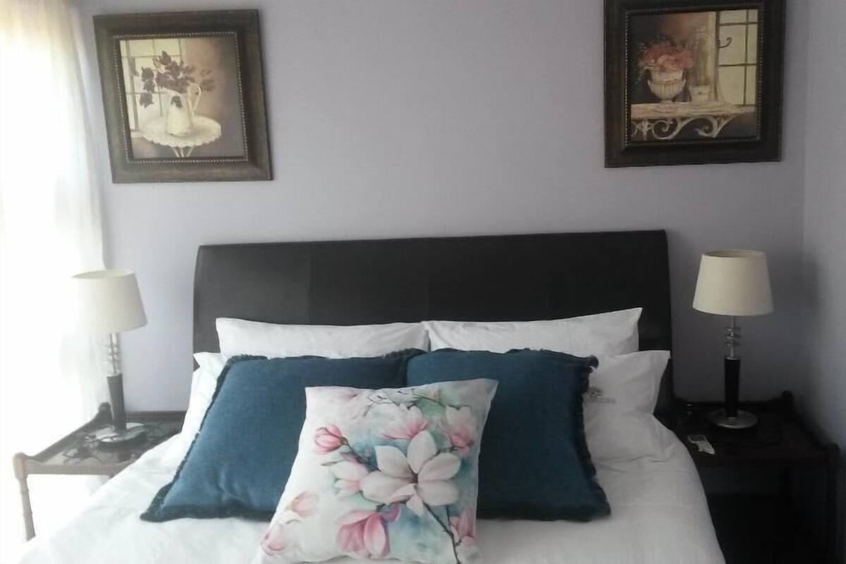 Standard Room, 1 Queen Bed | Premium bedding, Tempur-Pedic beds, desk, blackout drapes