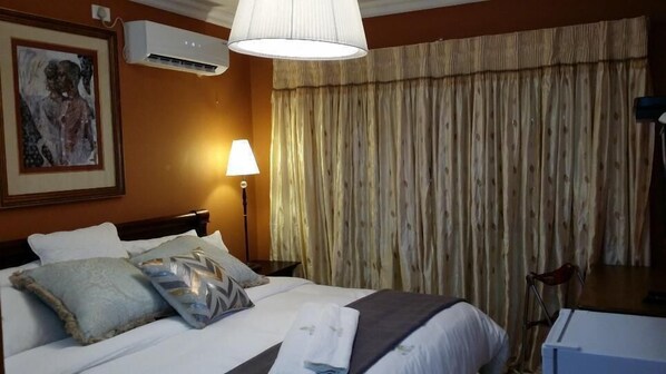 Habitación Deluxe | Ropa de cama de alta calidad y colchones Tempur-Pedic