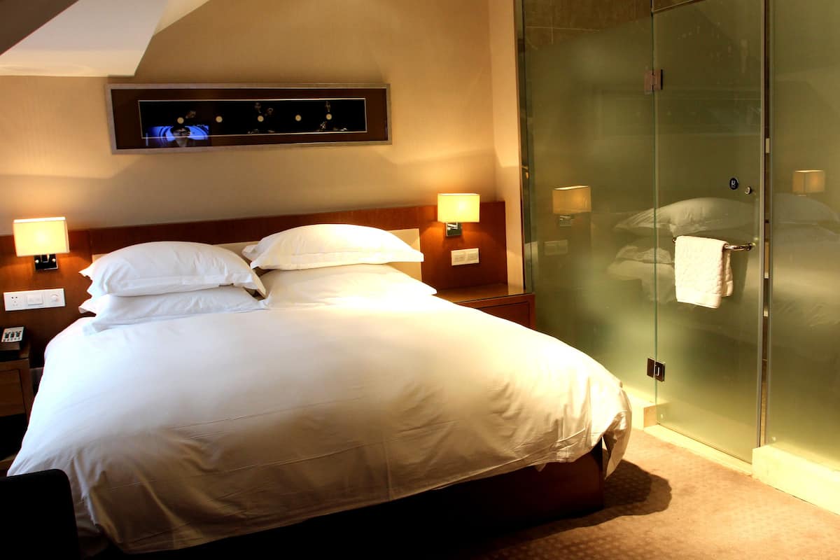Economy Room | Minibar, in-room safe, desk, blackout curtains