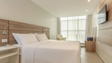 Frigobar, cofres nos quartos, espaço de trabalho para notebook