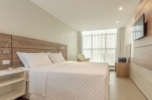 Minibar, in-room safe, laptop workspace, blackout drapes - Intercity Maceio (Maceió)
